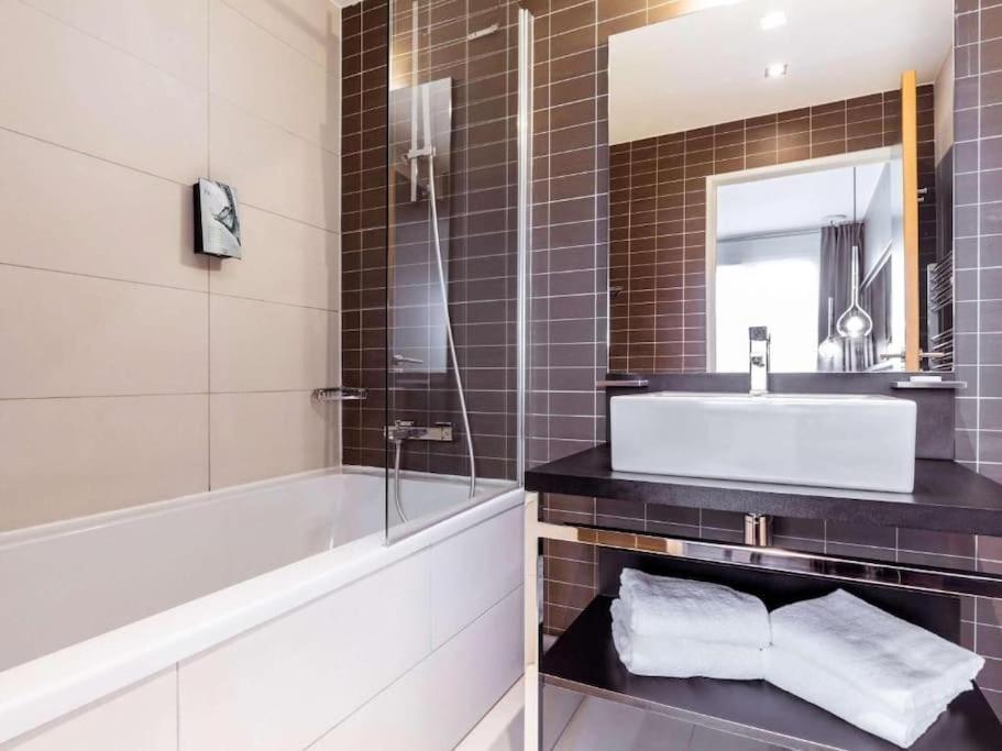 Disneyland Deluxe Flat, Outside Pool, Climatisation, 1 Min To Parks