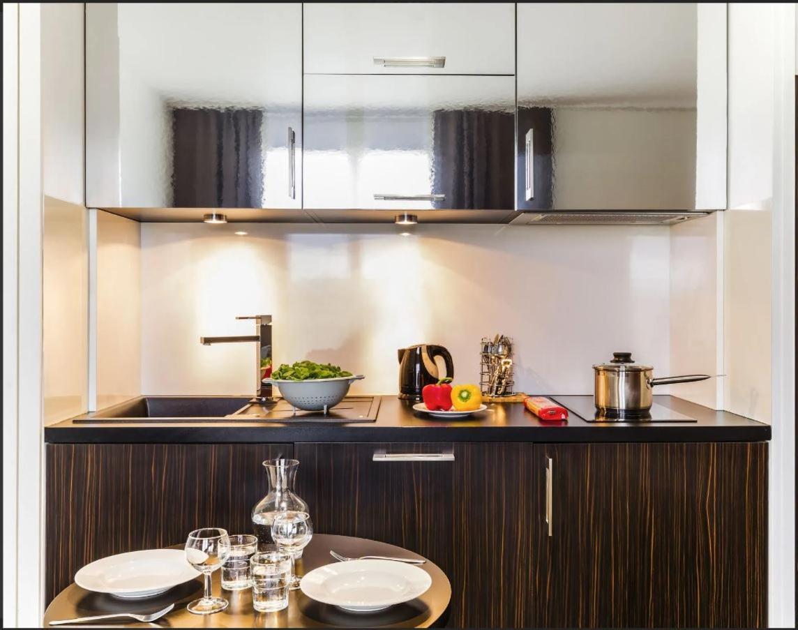 Disneyland Deluxe Flat, Outside Pool, Climatisation, 1 Min To Parks